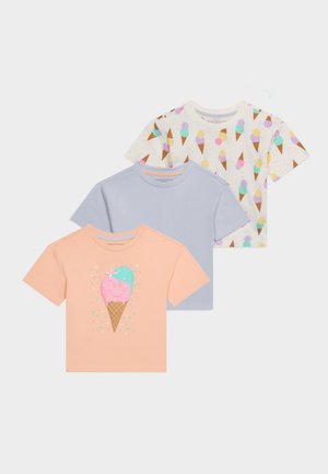 Τρία παιδικά κοντομάνικα μπλουζάκια σε χρώμα ροδάκινο με σχέδιο παγωτού, μονόχρωμα ανοιχτό μπλε και λευκά με πολύχρωμο μοτίβο παγωτού.