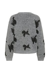 Pelēks džemperis ar kvadrātu formu, ar mīkstu tekstūru un melniem tauriņu rakstiem visā virsmā. Apaļš kakla izgriezums un garas piedurknes.