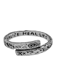 Anello in argento con un design testurizzato, caratterizzato da motivi incisi che includono un occhio e le parole "REALIZE REAL LIES". Forma attorcigliata.