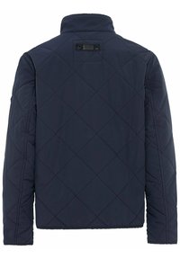 Marineblaue gesteppte Jacke mit hohem Kragen, ausgestattet mit einem rechteckigen Aufnäher auf dem Rücken und glattem, strukturiertem Stoff in einer kastigen Form.