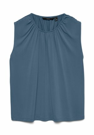 Zila piedurkņu blūze ar savāktas apkakles detaļu un vaļēju piegriezumu, nolikta uz balta fona.