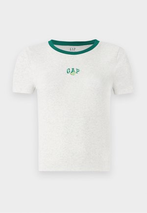 Kortärmad vit t-shirt med en grön ribbad halsringning, har en liten broderad "GAP"-logotyp i grönt och vitt på bröstet.