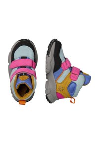 Wielokolorowe buty dziecięce z różowym, niebieskim i żółtym syntetycznym wierzchem, czarnymi akcentami, z zapięciem na rzepy i teksturowanymi szarymi gumowymi podeszwami.