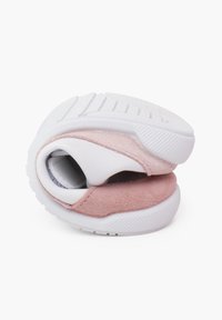 Sneaker piegato rosa e bianco con tomaia in suede e sintetico, suola in gomma testurizzata e design arrotondato con cuciture minime.