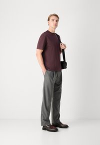 BOSS TAUT - Basic póló - open red