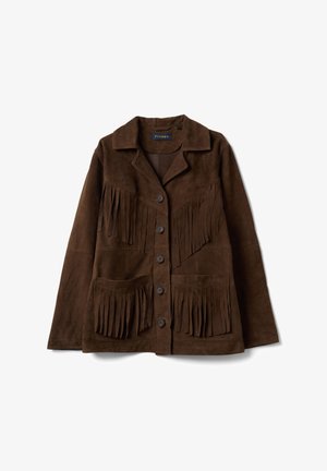 Veste en daim marron foncé avec fermeture à boutons, détails à franges sur la poitrine et les poches, et col pointu.