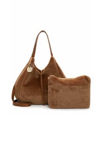 Sac à épaule en fausse fourrure marron avec une sangle en cuir lisse et une petite pochette assortie. Les deux ont une surface douce et texturée et un design minimaliste.