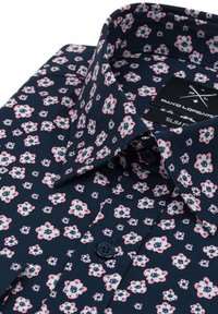 Granatowa koszula z kwiatowym wzorem w różowe i białe, wykonana z gładkiego materiału. Zawiera guzik i metkę slim fit.