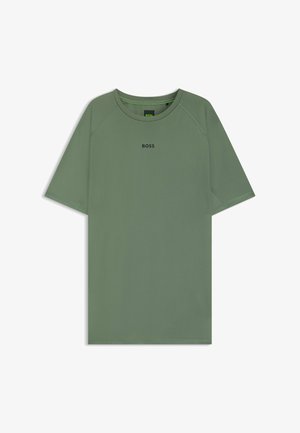 Zelené tričko s krátkym rukávom vyrobené z hladkej tkaniny, s okrúhlym výstrihom a malým čiernym logom "BOSS" na hrudi.