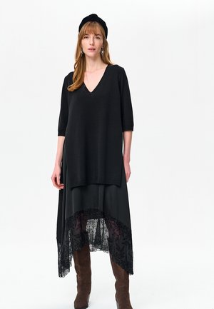 VASSA - Gebreide jurk - black