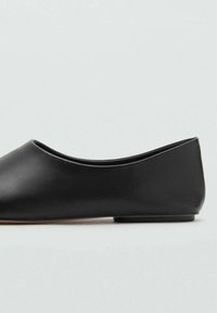 Ballerina nera in pelle con punta arrotondata e design minimalista. Presenta una texture liscia e un tacco basso e arrotondato.