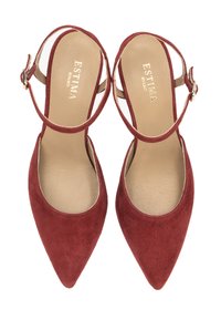 Červené semišové lodičky na vysokém podpatku s špičatou špičkou a kotníkovými pásky. Zlatá spona na páskách. Hladká vnitřní podšívka.