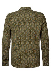 Langarmshirt met een groene basis en een herhalend patroon van oranje en teal vormen, afgewerkt met klassieke manchetten en een kraag.