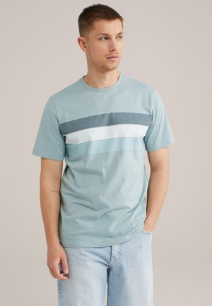 Camiseta de manga corta azul claro con rayas horizontales en azul oscuro y blanco. Textura de algodón suave con escote de cuello redondo.