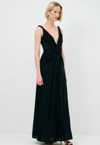 Schwarzes Abendkleid mit tiefem V-Ausschnitt und gedrehtem Oberteil. Hergestellt aus einem glatten Stoff, der elegant bis zum Boden fällt.