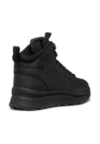 Baskets montantes noires avec une tige en cuir lisse, une semelle en caoutchouc texturé et des œillets renforcés. Elles disposent d'un col rembourré pour le confort.