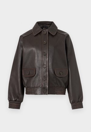 Σκούρο καφέ δερμάτινο μπουφάν με κουμπιά μπροστά, δύο τσεπάκια με κουμπιά και πτερύγια, ελαστικά μανσέτες και μέση, παρουσιασμένο σε απλό φόντο.