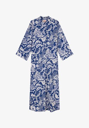 Lange blauwe jurk met knoopsluiting en wijde mouwen, voorzien van een wit, gedetailleerd bloemrijk en abstract patroon over de hele stof.