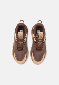 Baskets de sport marron avec un design texturé. Fabriquées en maille et en suède, présentant un logo bien visible, des lacets ton sur ton et des semelles en caoutchouc.