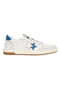 Sneakers bianchi con dettagli in pelle blu, pannelli laterali testurizzati, due decorazioni a forma di stella e suola in gomma. Chiusura con lacci sulla parte frontale.