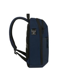Zaino blu navy con un design elegante, realizzato in un tessuto testurizzato, dotato di spallacci imbottiti regolabili e una tasca laterale con zip.