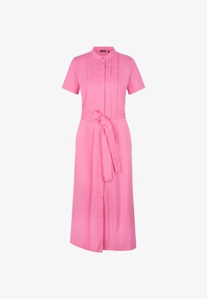 Rosa kurzärmliges Kleid mit hohem Kragen, Knopfverschluss, gefaltetem Vorderteil und Stoffgürtel. Glatte Textur, knielang und tailliert.