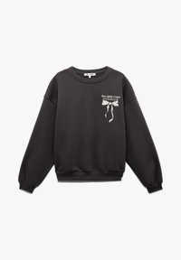 Czarna bluza z okrągłym dekoltem, szerokimi rękawami, prążkowanymi mankietami i dołem, z białym wzorem graficznym na lewej piersi.
