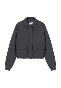 Beskåret mørkegrå jakke med rund krave, Lynlås foran og to store klaplommer på brystet. Glat, mat tekstur.