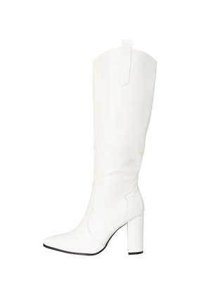 Weißer kniehoher Lederstiefel mit spitz zulaufender Zehenpartie und klobigem Absatz, ausgestattet mit einer Zuglasche oben zum einfachen An- und Ausziehen.