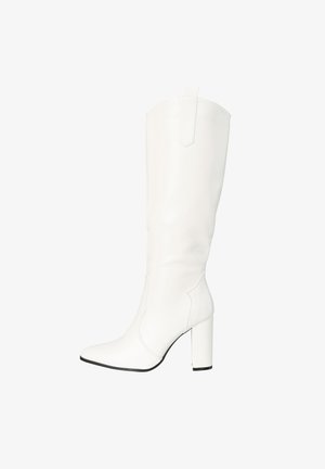 Hvid knæhøj støvle i læder med spids tå og blokhøj hæl, der har en træktab foroven for nem påtagning.