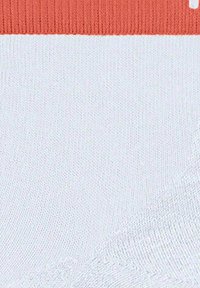 Biała skarpetka z teksturowanym wzorem dzianiny oraz koralowym ściągaczem na górze. Włókno ma gładką powierzchnię i czyste linie.