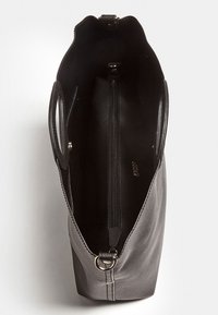 Sac fourre-tout en cuir gris avec une base plate, une ouverture supérieure et un intérieur noir. Comprend une poche zippée et deux poignées latérales. Texture lisse.