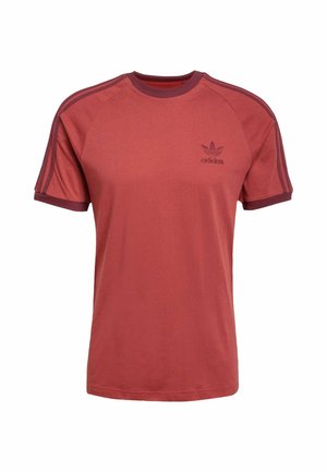 Rode katoenen T-shirt met korte mouwen. Bevat een ronde hals, tonale drie-strepen accenten op de schouders en een geborduurd Adidas-logo.