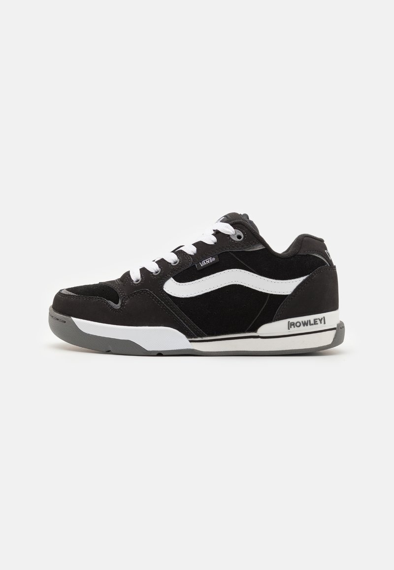Tenisi din suede negre cu accente albe. Design cu profil mic, având un swoosh alb, vârf rotund și șireturi albe. Talpa din cauciuc cu detalii gri.