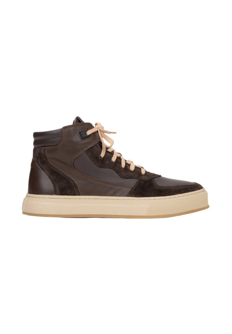Hoge sneakers van donkerbruin leer met suede accenten, voorzien van beige veters en een crèmekleurige rubberen zool met textuurdetails.