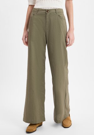 Olijfgroene, wijde broek van lichtgewicht stof, met voorzakken en knoopsluiting, weergegeven met een gestructureerde witte top.