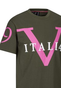 Olijfgroene T-shirt met korte mouwen, voorzien van een grote roze 'V' en witte tekst 'ITALIA'. Heeft een ronde halslijn en een zachte katoenen textuur.