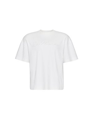 Valge lühikeste varrukatega T-särk, millel on ümar kaelus ja peenike täpitud käsitsikirjas tekst "La Marina" rinna kohal.