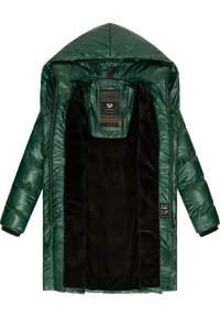 Groene pufferjas met een glanzende buitenkant, capuchon en zwarte fleece voering. Voorzien van drukknoopsluitingen en een getextureerd binnenlabel.