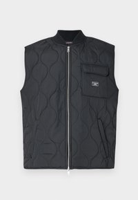 Μαύρο καπιτονέ γιλέκο με ψηλό γιακά, φερμουάρ μπροστά και μία τσέπη στο στήθος. Διαθέτει κυματιστό σχέδιο και εμπορική λεπτομέρεια στην τσέπη.