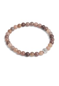 Helmattokoru, joka on valmistettu erilaisista vaaleanpunaisista ja ruskeista kivistä. Korussa on hopeinen yksityiskohta logolla, sileä pinta ja pyöreä muoto.