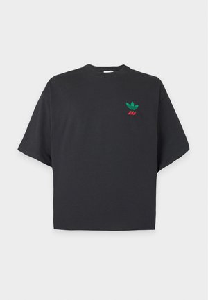 Čierne tričko s krátkym rukávom so zeleno-červeným logom na ľavej strane hrude zobrazujúcim tri listy a tri červené tvary pod nimi.