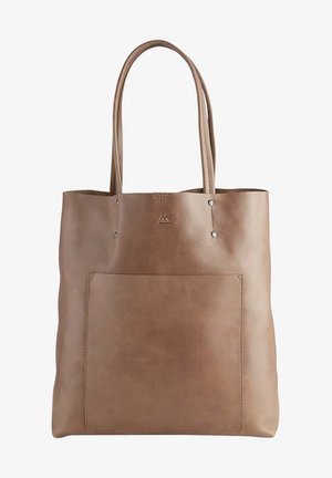 Brązowa skórzana torba typu tote z dwoma uchwytami, prostokątnym kształtem, przednią kieszenią i tłoczonym logo; gładka faktura z minimalnymi elementami hardware.