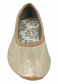 Goldfarbene, metallische Ballerinas mit runder Zehenpartie, strukturiertem Obermaterial, elastischem Rand und gemusterter Einlegesohle, die Herzen und Pfeile zeigt.