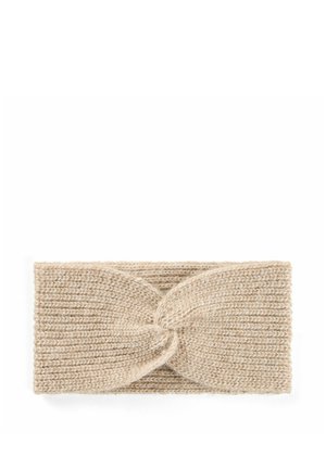 Beige strikket pandebånd med et snoet knudedesign i midten, tekstureret med ribbet syning.