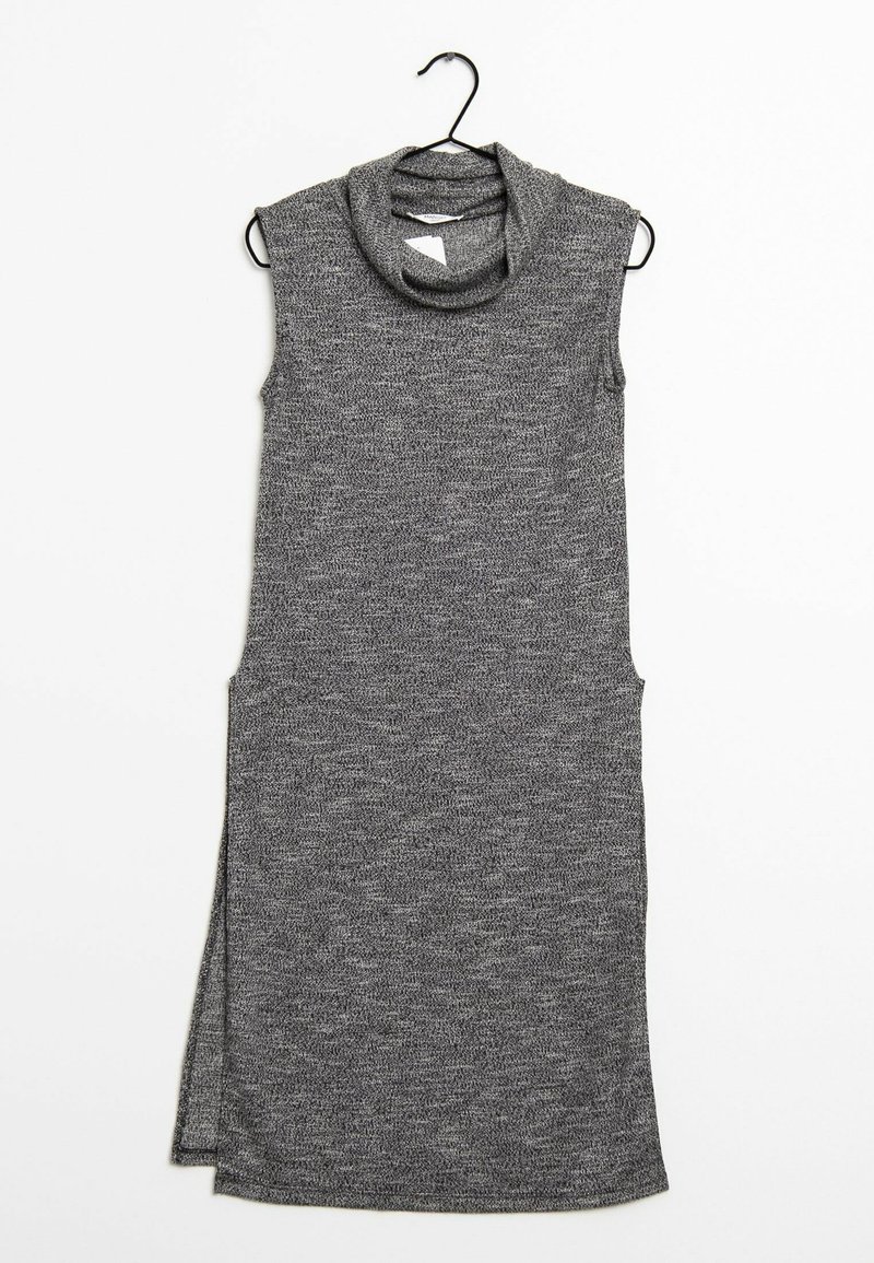 Vestido gris sin mangas con cuello drapeado y aberturas laterales, hecho de una tela texturizada. Cuélga de un gancho negro sobre un fondo blanco.