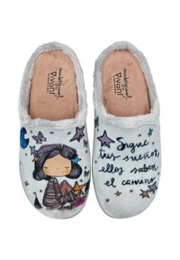 Un par de zapatillas de casa de color gris claro, peludas, con un dibujo de una chica de dibujos animados y texto en español sobre los sueños, rodeado de estrellas y mariposas.