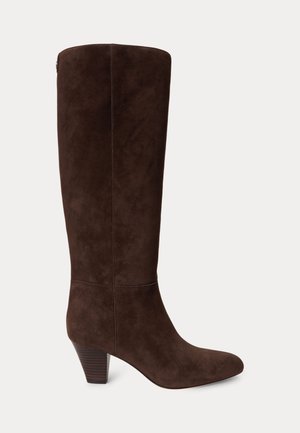 Botte haute en daim marron foncé avec un talon moyen empilé et un bout arrondi.