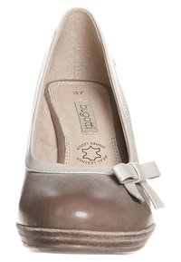 Beige och taupe läderklackskor med rund tå, bågeaccent och vadderad sula. Designen har en slät yta och subtil kontrast.