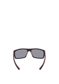 Gafas de sol negras con lentes rectangulares, tinte gris y acentos rojos en las varillas. La montura tiene un acabado mate y brazos curvados.